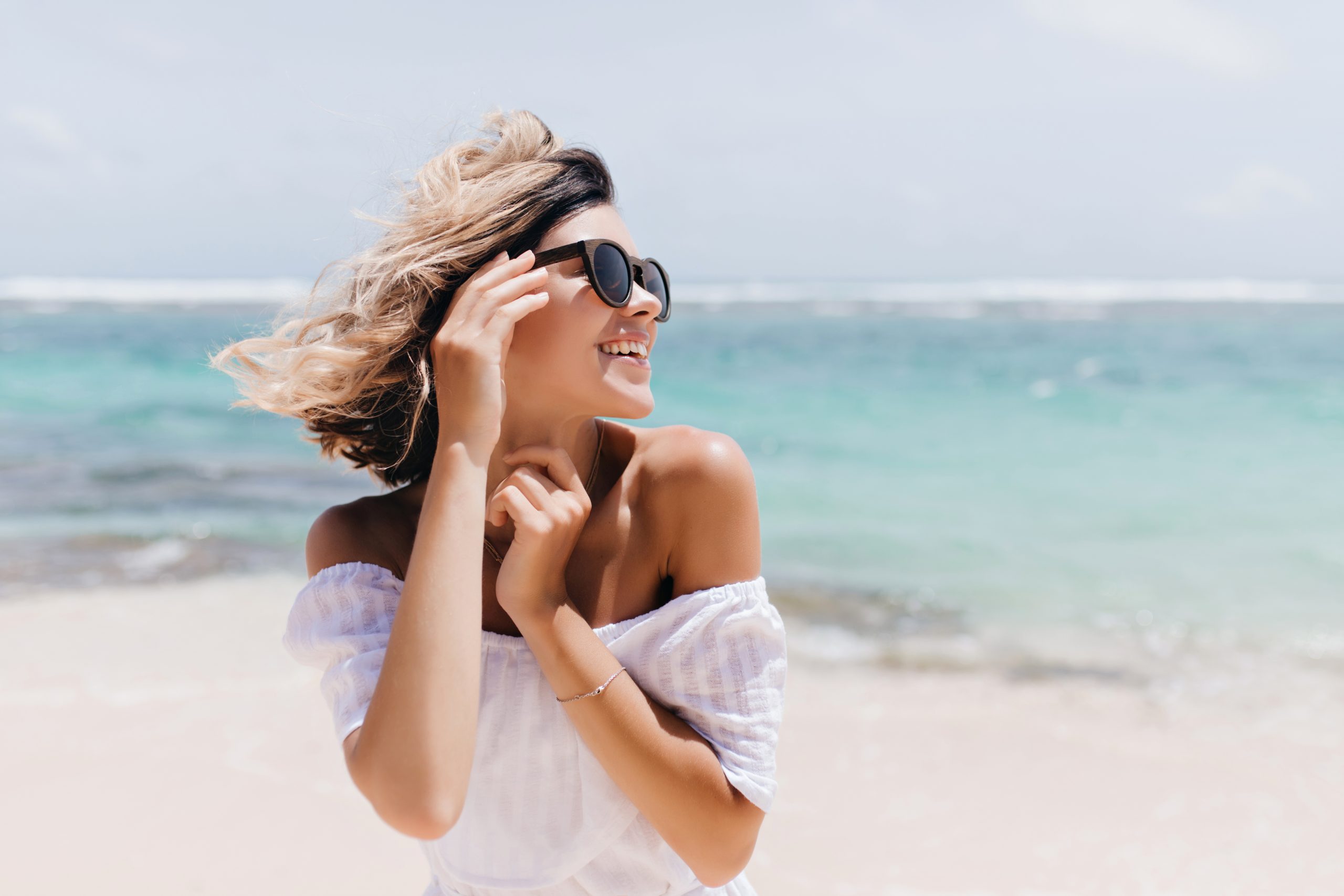 Relaxed short-haired woman posing on sea background